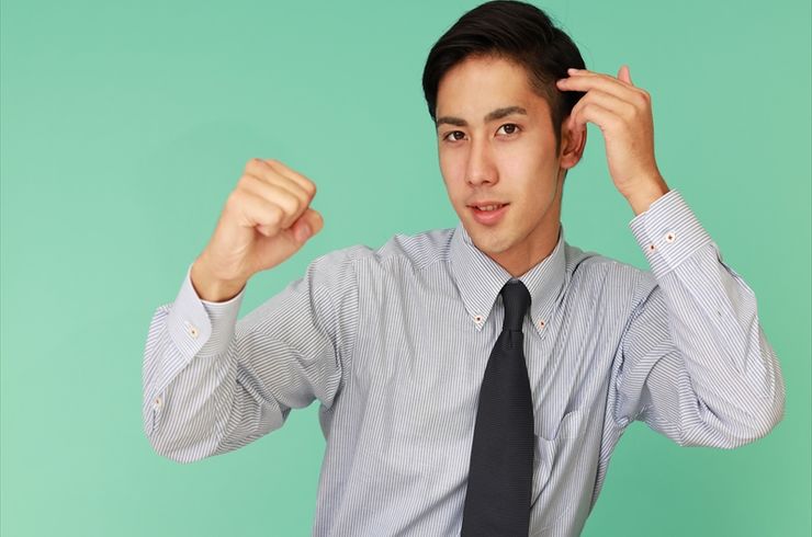 短髪の男性